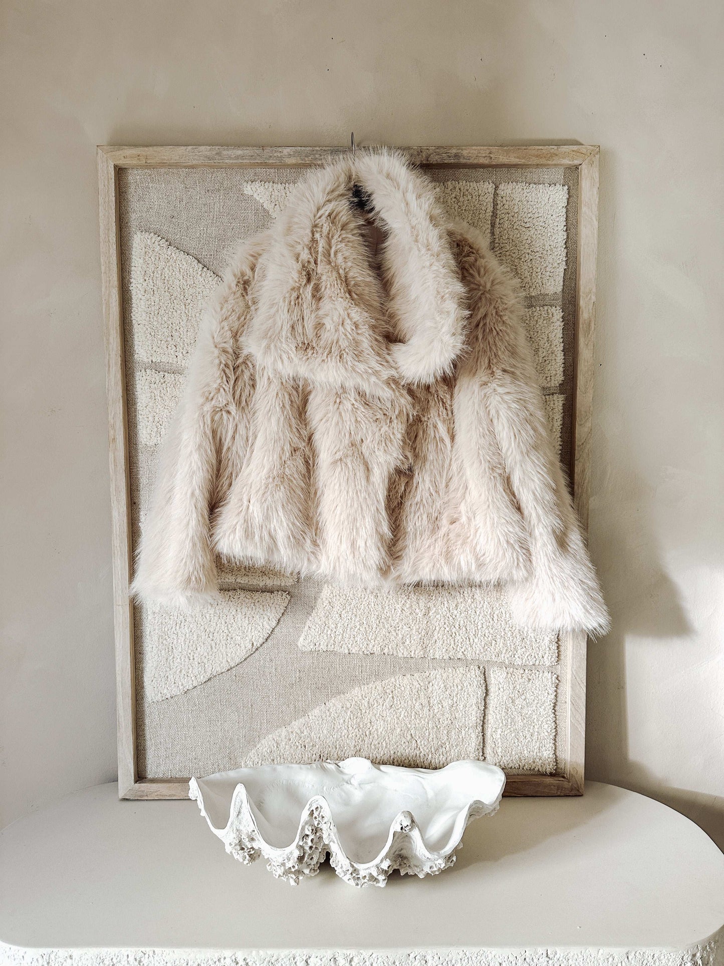 Kunstfelljacke – Helles Beige, locker geschnitten