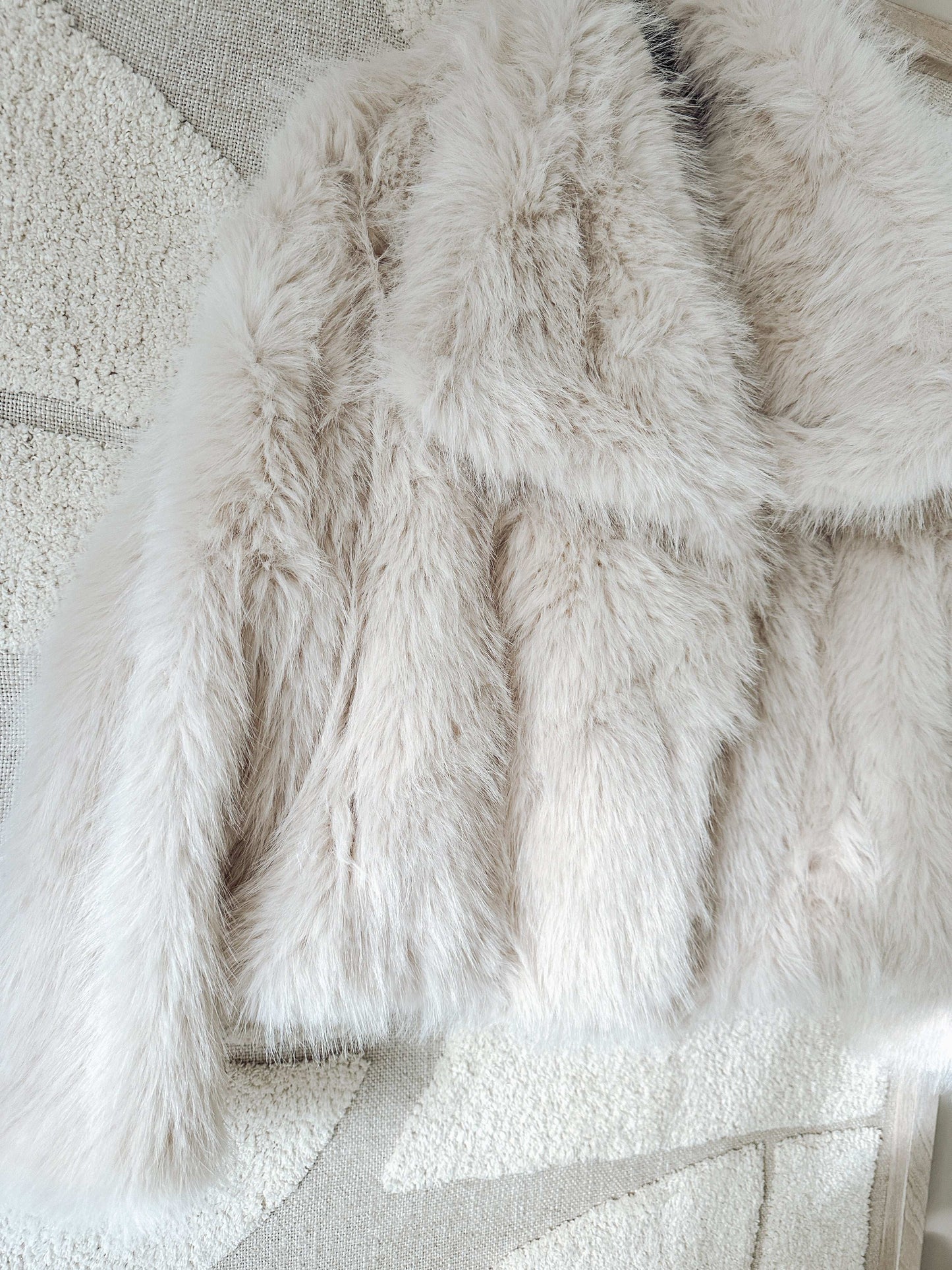 Kunstfelljacke – Helles Beige, locker geschnitten