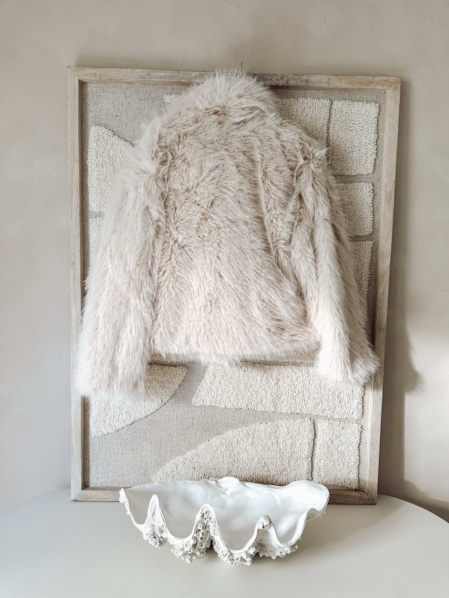 Kunstfelljacke – Helles Beige, locker geschnitten
