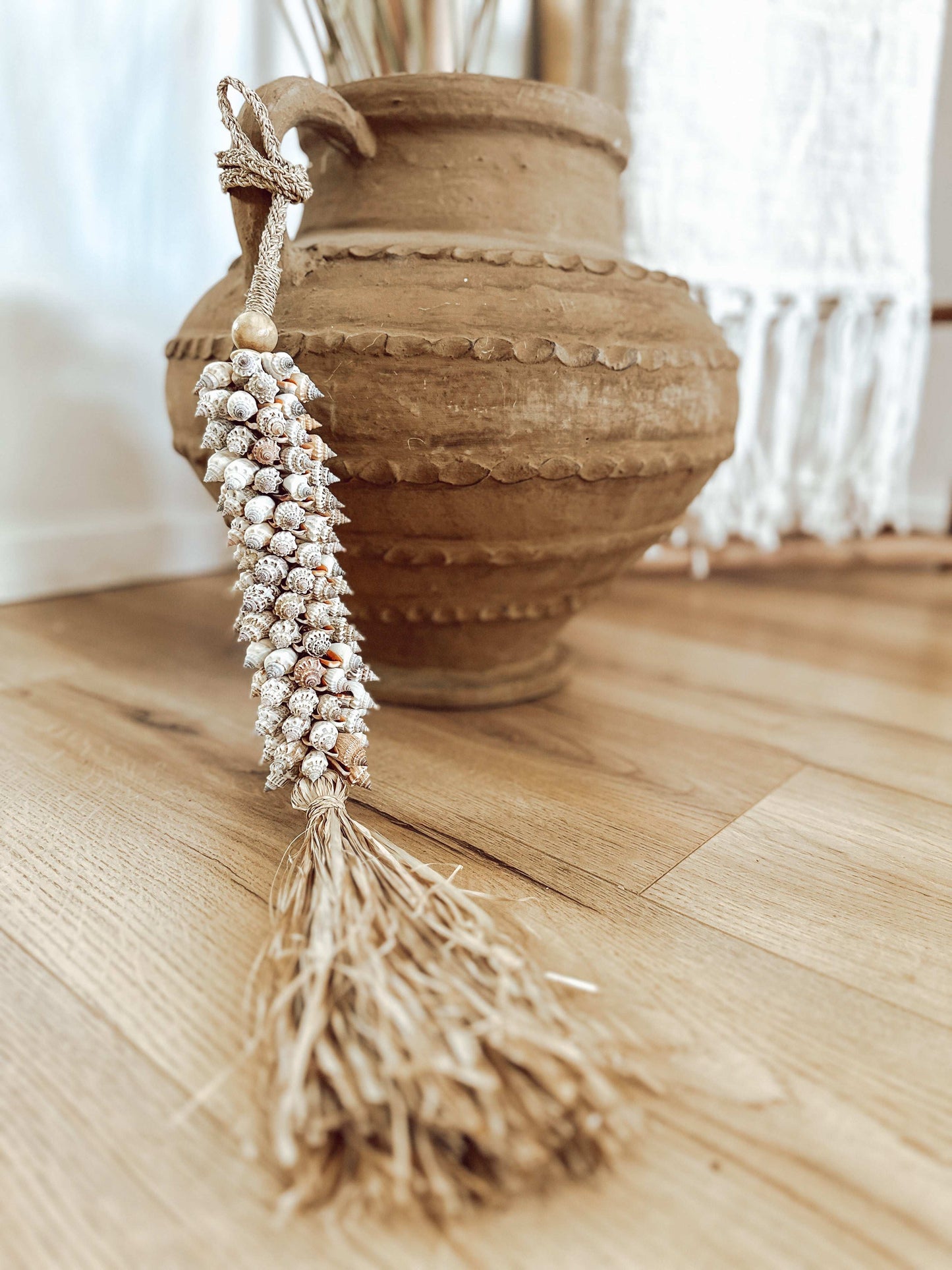 Muschelquaste Natur mit Raffia 50cm