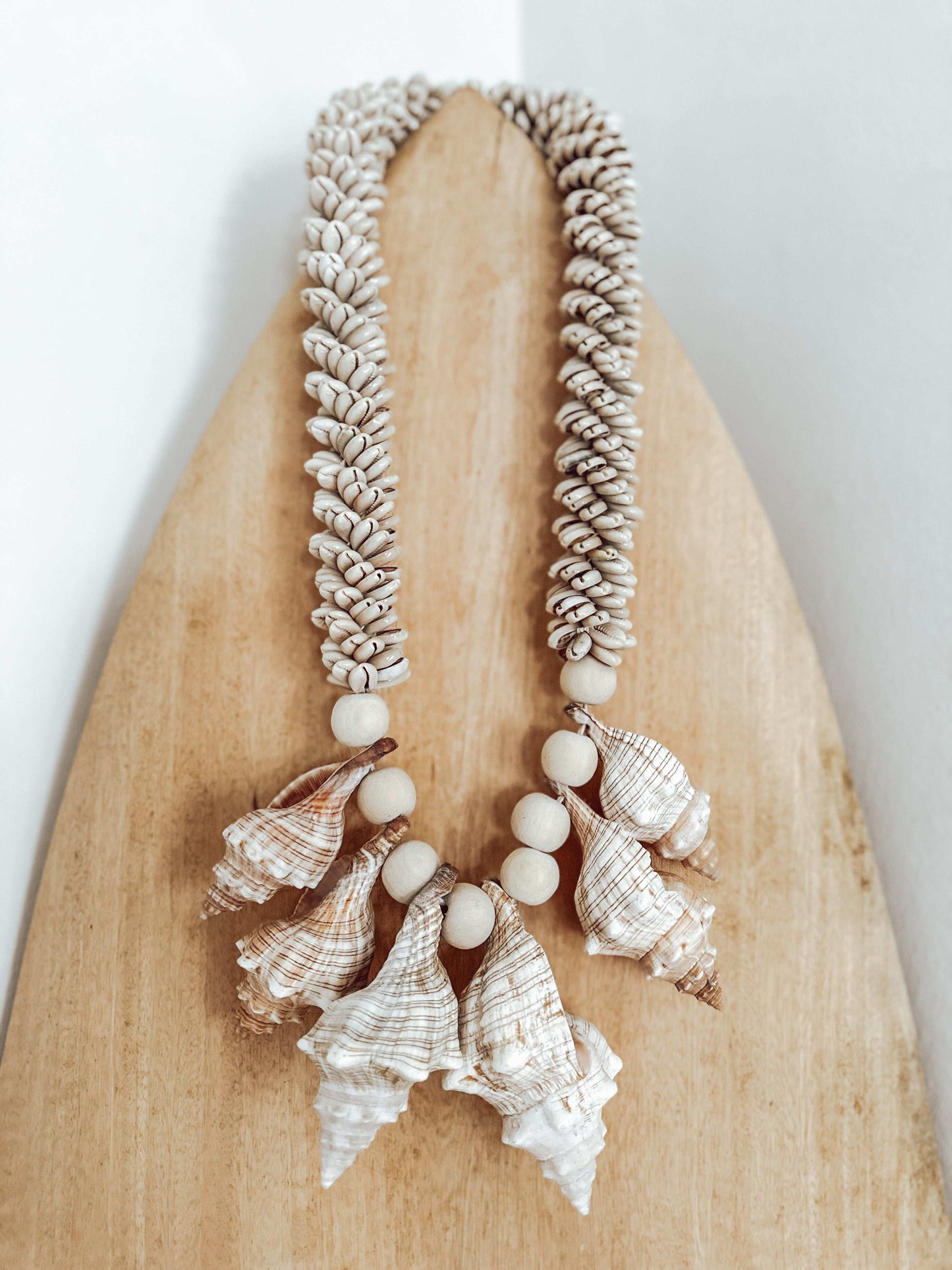 Dekorativer Muschel-Hänger – Große Muscheln & Kaurischnecken mit Holzperlen