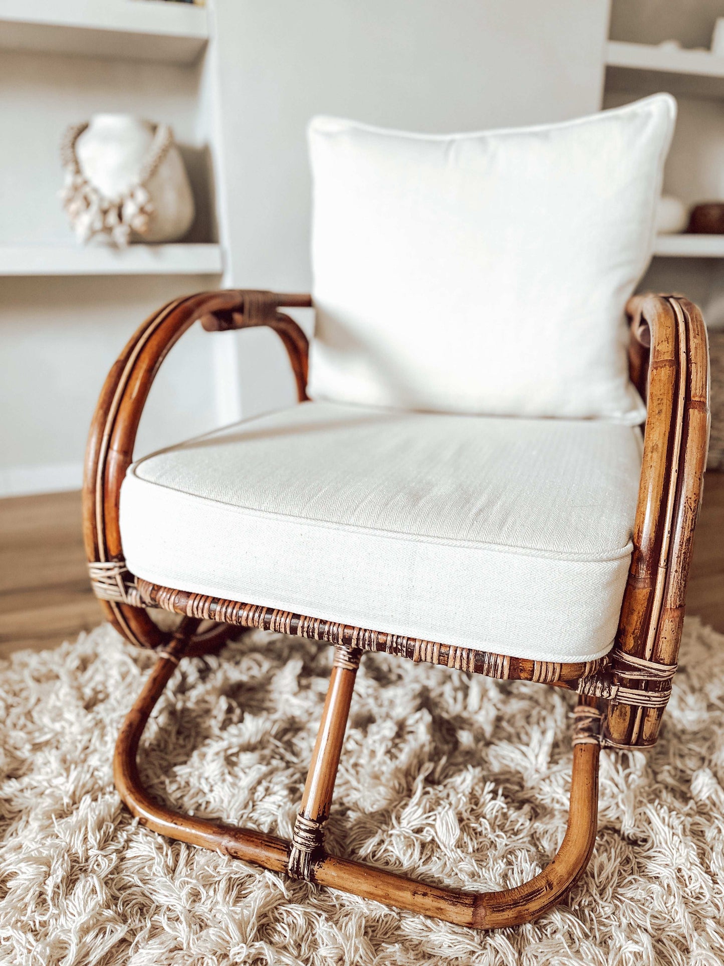 Bequemer Rattan Sessel mit abziehbarem Sitzpolster