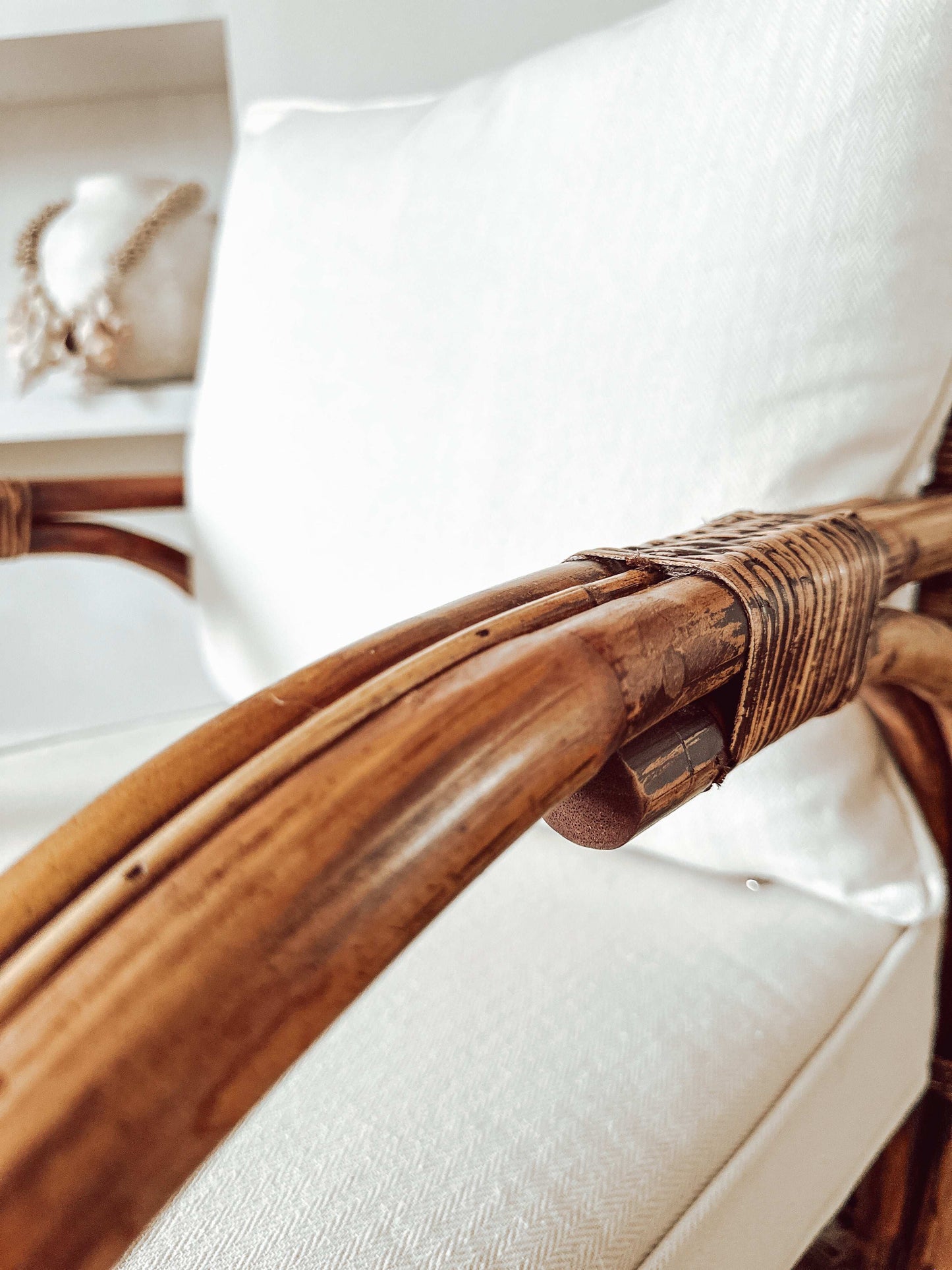 Bequemer Rattan Sessel mit abziehbarem Sitzpolster