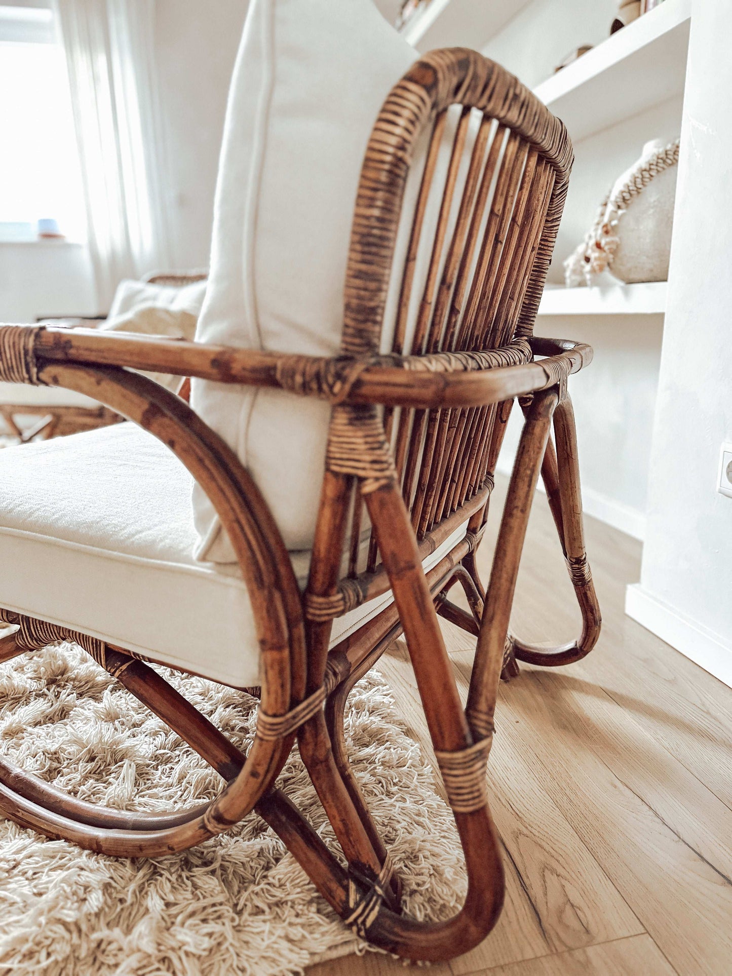 Bequemer Rattan Sessel mit abziehbarem Sitzpolster