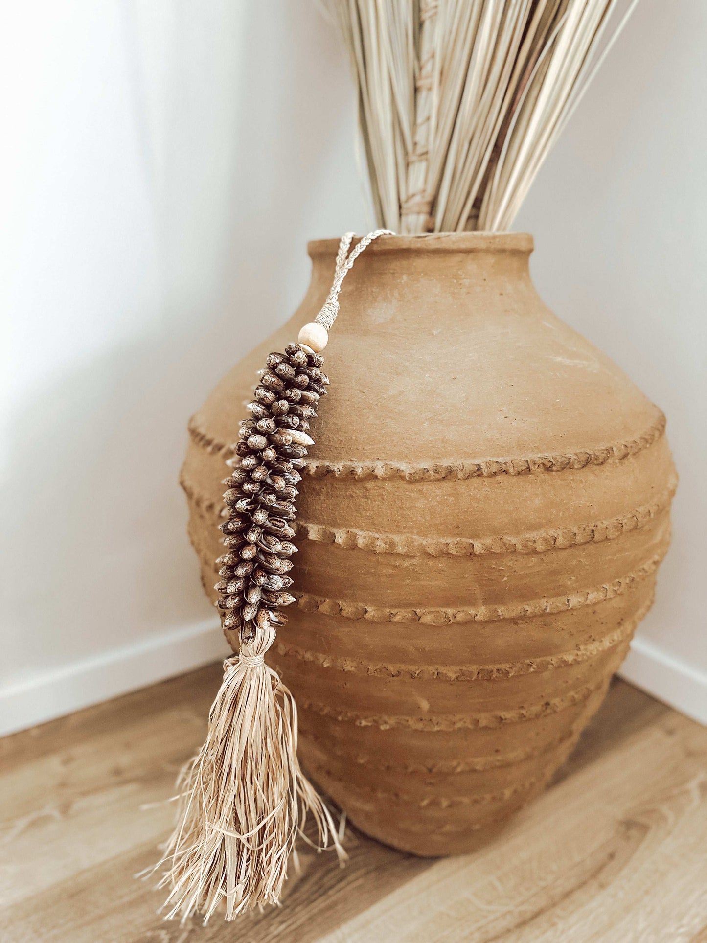 Muschelquaste Braun mit Raffia 50cm