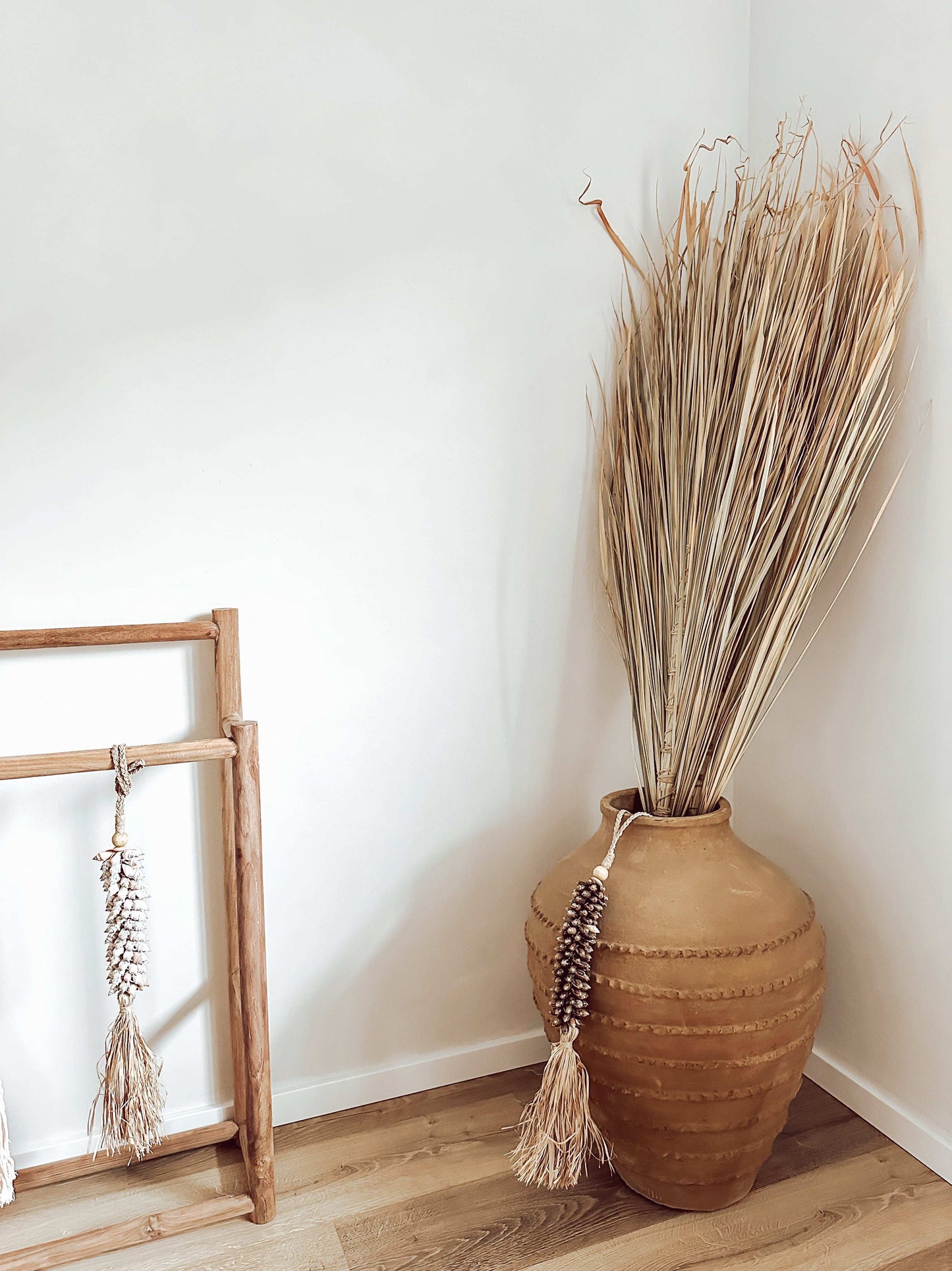 Muschelquaste Braun mit Raffia 50cm