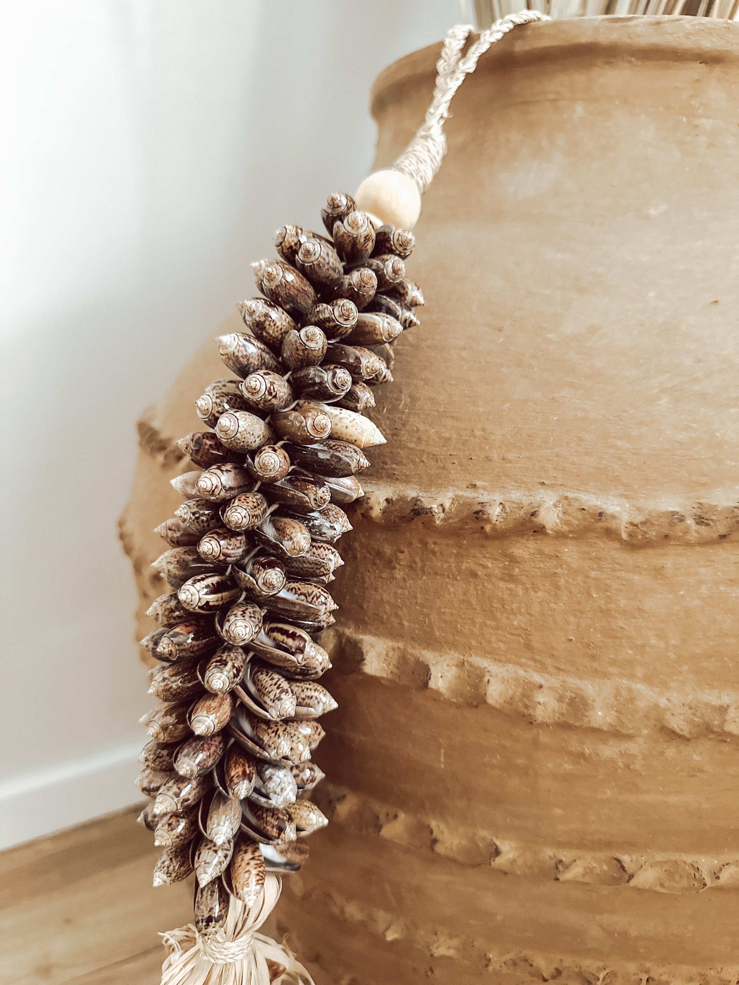 Muschelquaste Braun mit Raffia 50cm