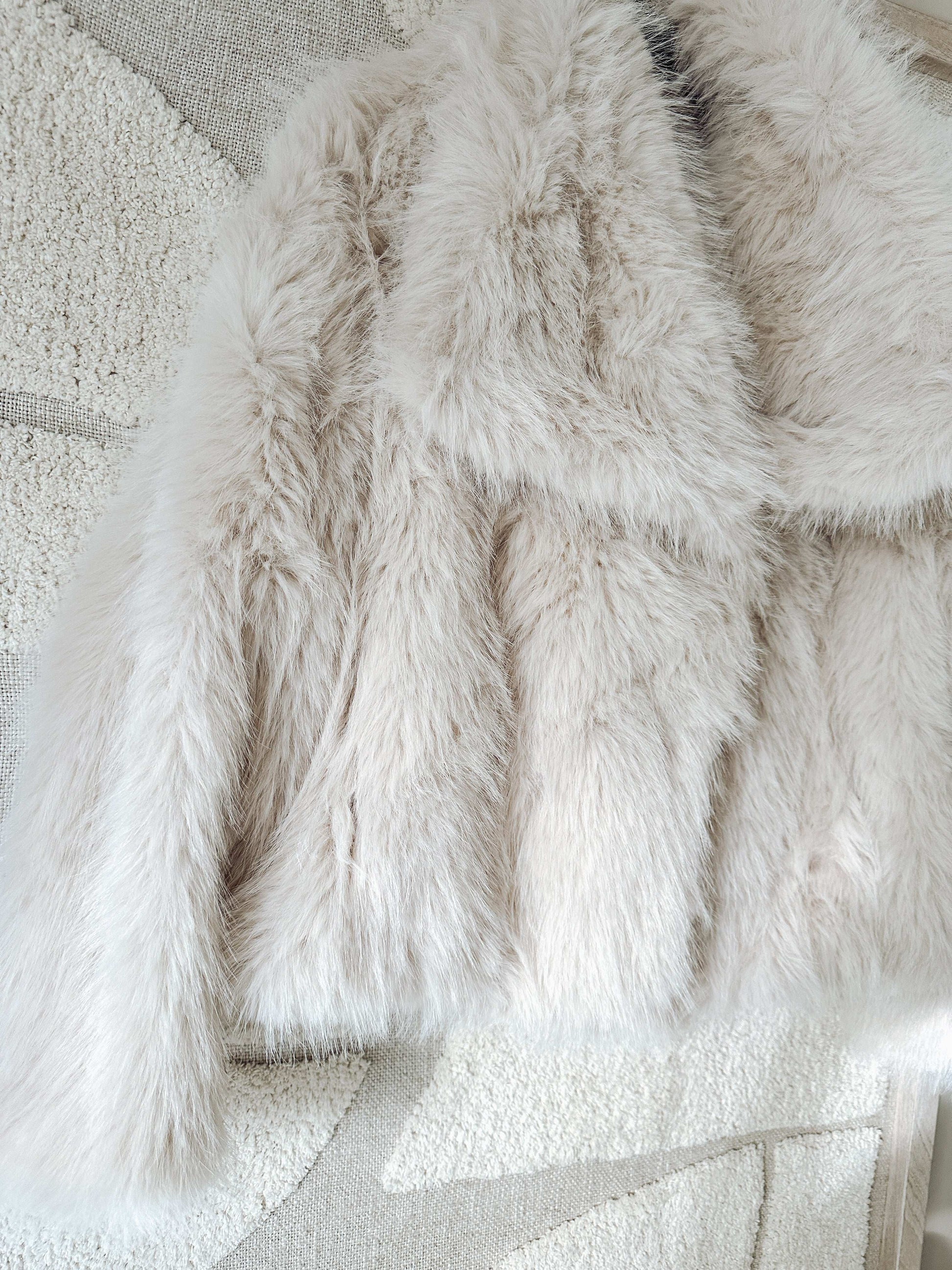 Kunstfelljacke – Helles Beige, locker geschnitten