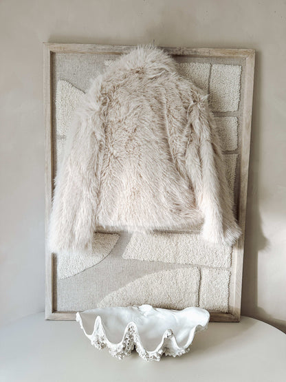 Kunstfelljacke – Helles Beige, locker geschnitten